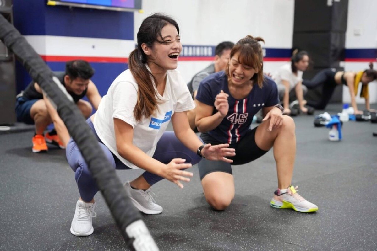 F45 教練在課堂上指導學員推雪橇與功能性訓練動作 / F45 coaches working with members on functional training movements