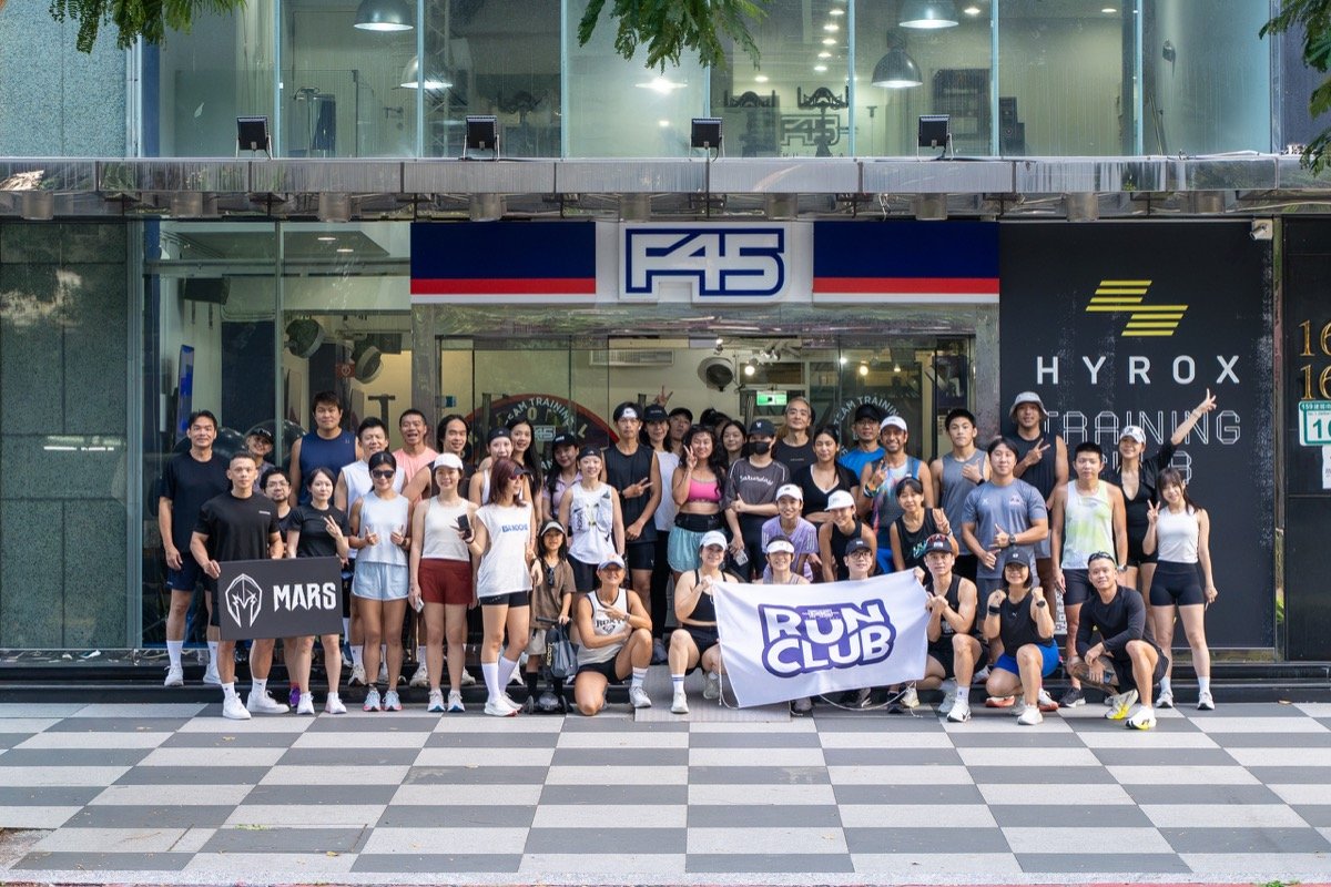 F45 Run Club 9/20 全體大合照，攝於 F45 大安門口｜F45 Run Club group photo outside the F45 Da'an studio