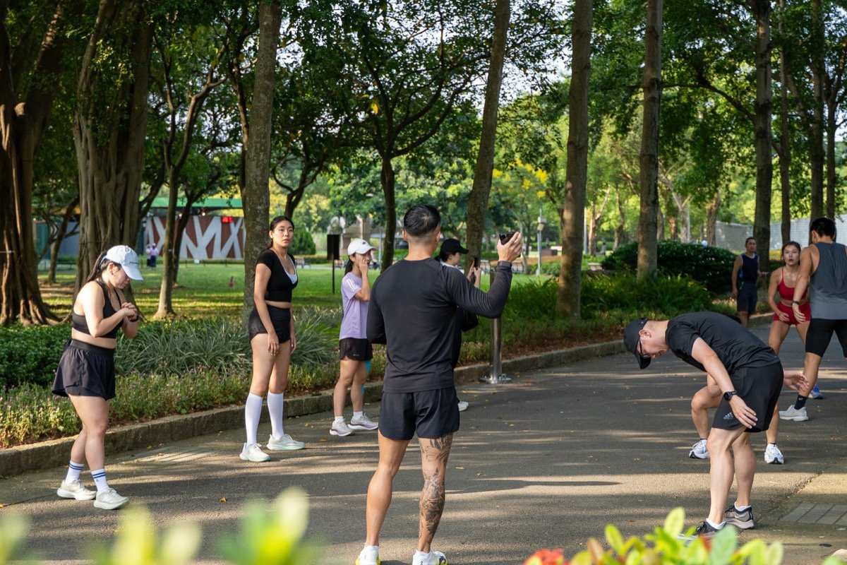 跑者跑在大安森林公園的林蔭步道上｜A runner on the tree-lined path in Da'an Park