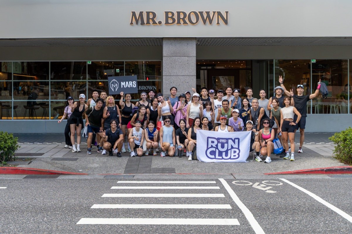 全體在忠孝東路伯朗咖啡館前合照｜The group outside Mr. Brown Coffee on Zhongxiao East Road