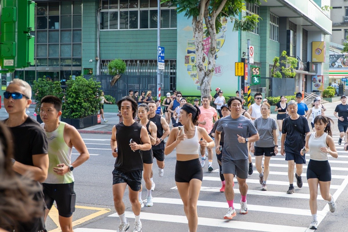 跑者隊伍出發穿越馬路｜The run club group setting off across the road